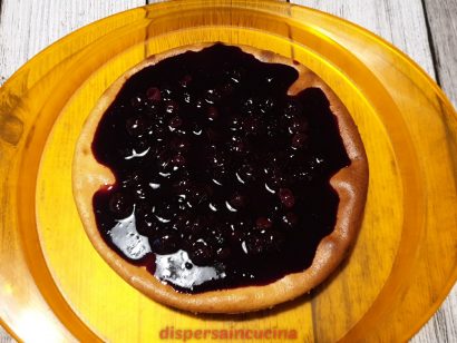 Versiamo la salsa di mirtilli sulla cheesecake