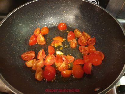 Saltiamo in padella pomodorini e aglio