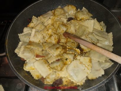 saltiamo i ravioli nel condimento
