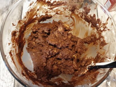 Aggiungiamo i biscotti all'impasto