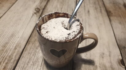 Spolveriamo con zucchero a velo