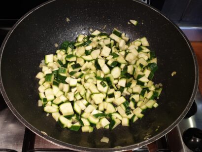 Saltiamo le zucchine in padella