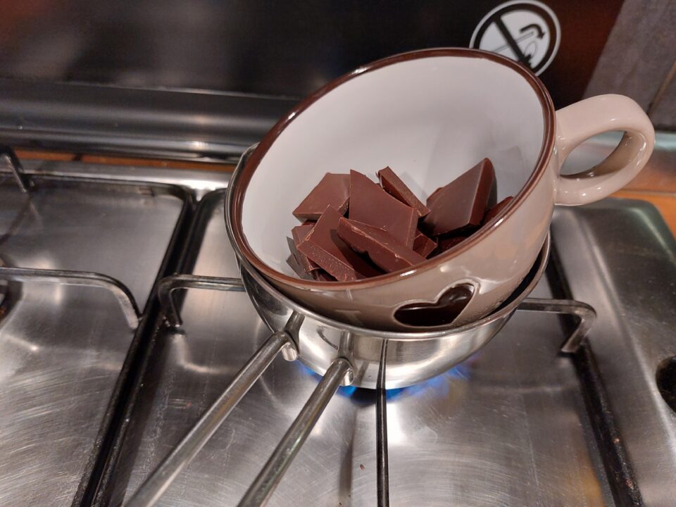 Preparazione dei canestrelli glassati al cioccolato 