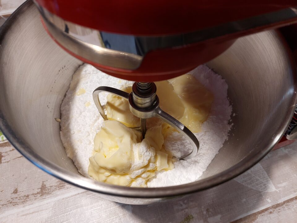 Preparazione della pasta frolla per biscotti e crostate