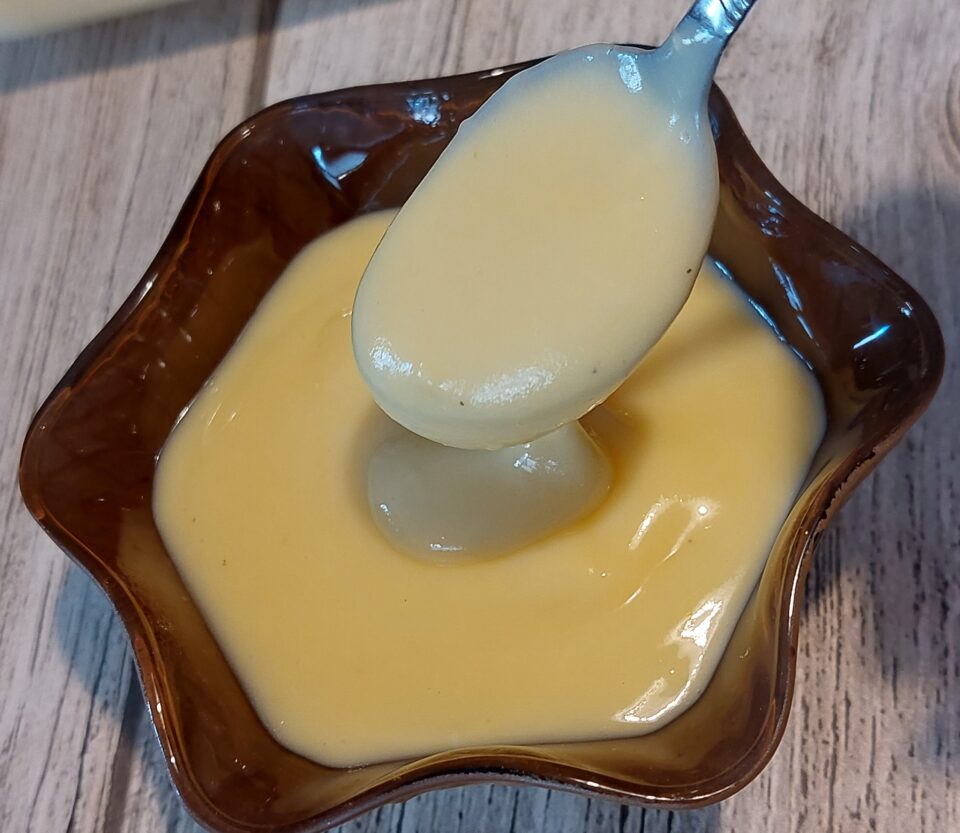 Crema pasticcera con poche uova che resta morbida e fluida