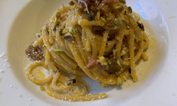 Spaghetti alla chitarra con crema di zucca , prosciutto crudo croccante e pistacchi