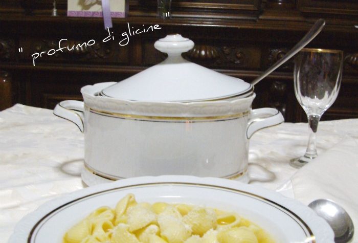 Pipe rigate in brodo di pollo Pipe rigate in brodo di pollo
