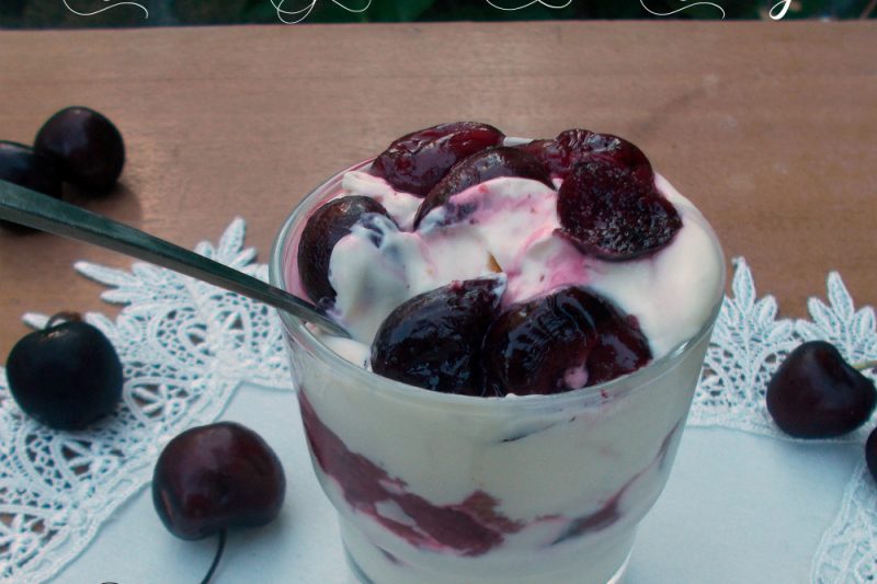 Coppe di yogurt alle ciliegie – ricetta dolce facile
