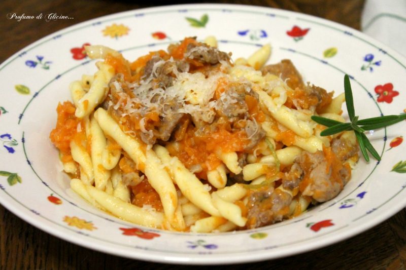 Fusilli di pasta fresca con zucca e salsiccia