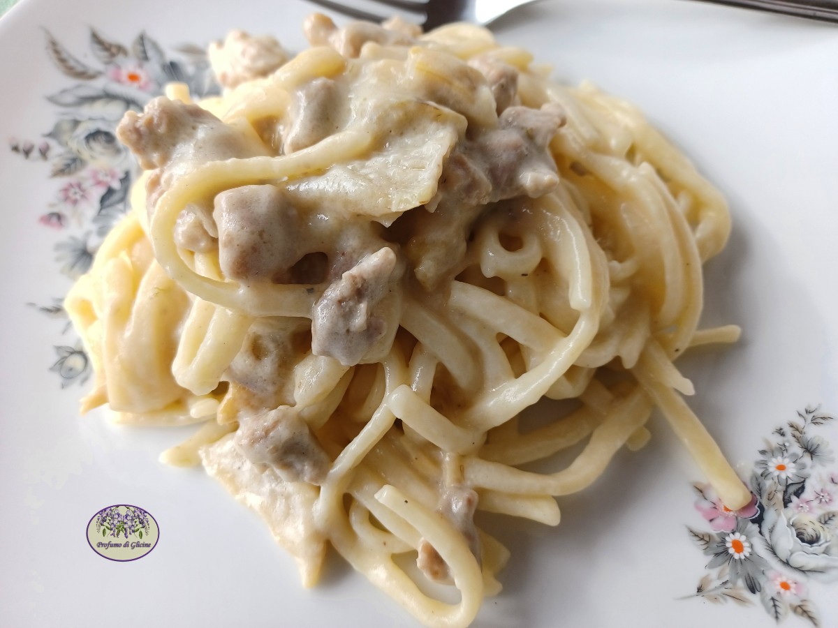 Pasta con carciofi e salsiccia