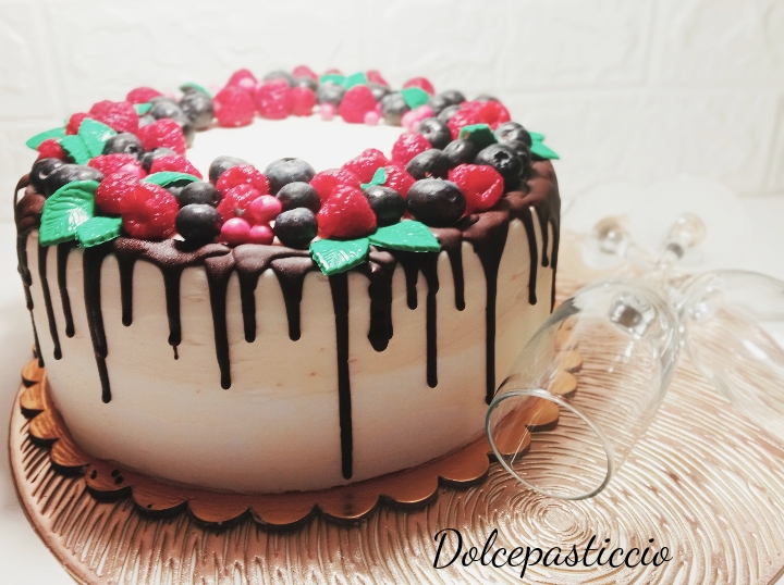 Drip cake al cioccolato e frutti di bosco Bimby o monsieur cuisine