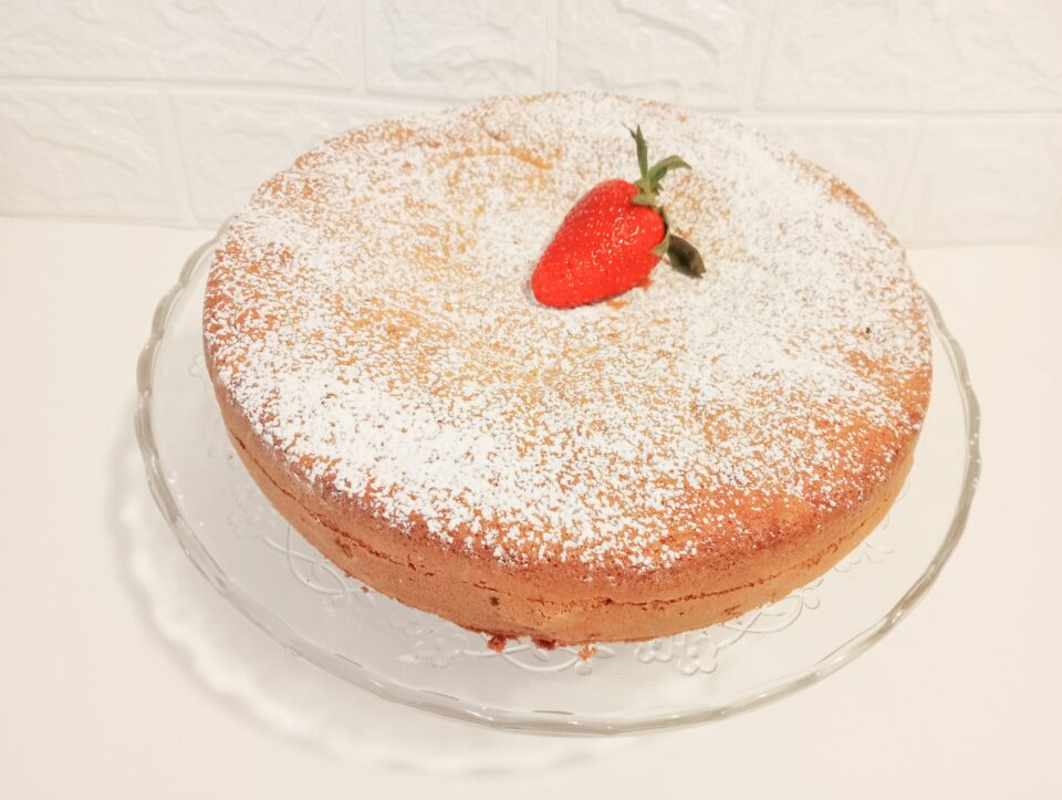 Il pasticciere fa il mastice per decorare la torta. Pasta elastica,  deliziosi dolci, cottura. Produzione domestica, hobby, imprenditorialità.  lavorato a maglia Foto stock - Alamy