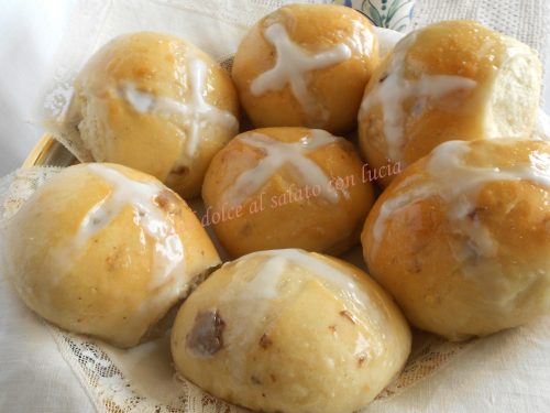 Gli Easter hot cross buns (panini semi dolci inglesi di Pasqua)