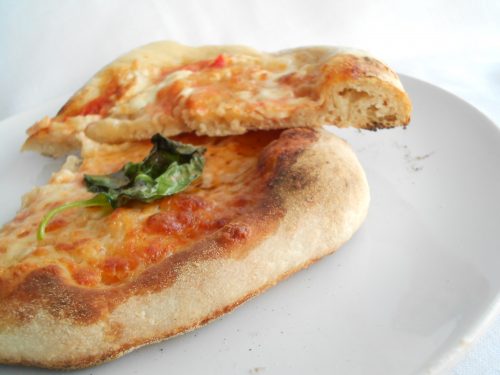 Pizza tonda al piatto con lievito madre