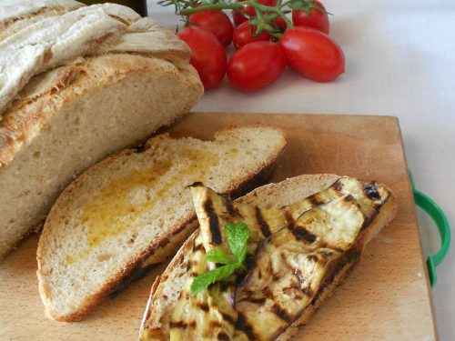 Pane con semola rimacinata, farina di farro integrale e lievito madre