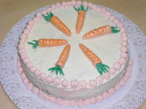 Carrot cake con mandorle e ganache al cioccolato bianco
