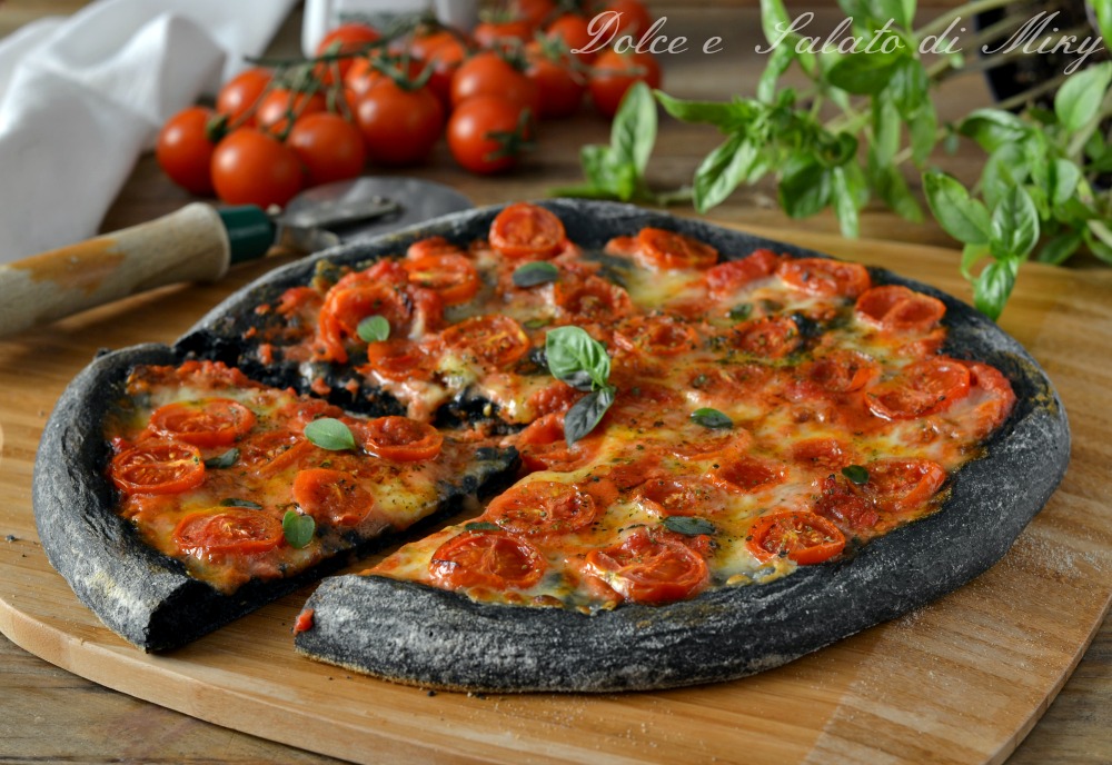 Pizza margherita al carbone vegetale