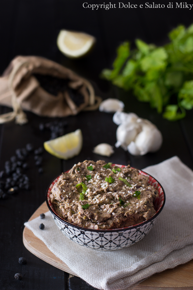 Hummus di ceci neri