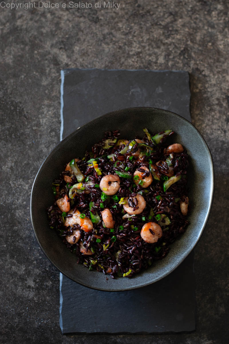 Riso nero con gamberi e zucchine