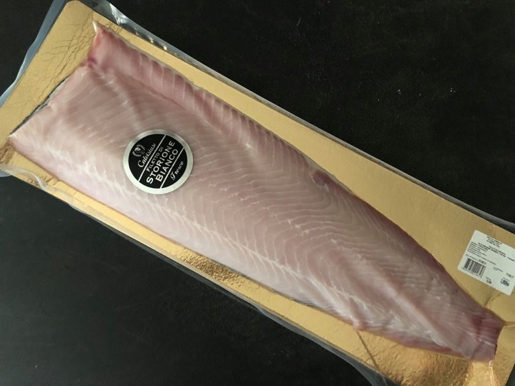 Storione al forno su letto di patate