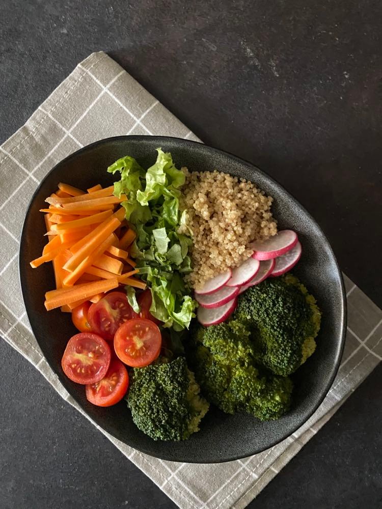 Insalata con broccoli e quinoa