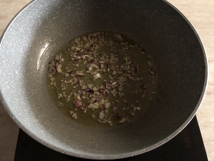 Pasta risottata ai peperoni rosolate a cipolla e l'aglio