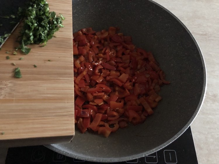 Pasta risottata ai peperoni aggiungete gli aromi