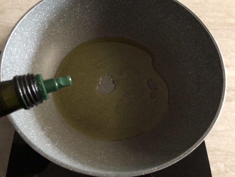 Pasta risottata ai peperoni versate l'olio in una padella antiaderente