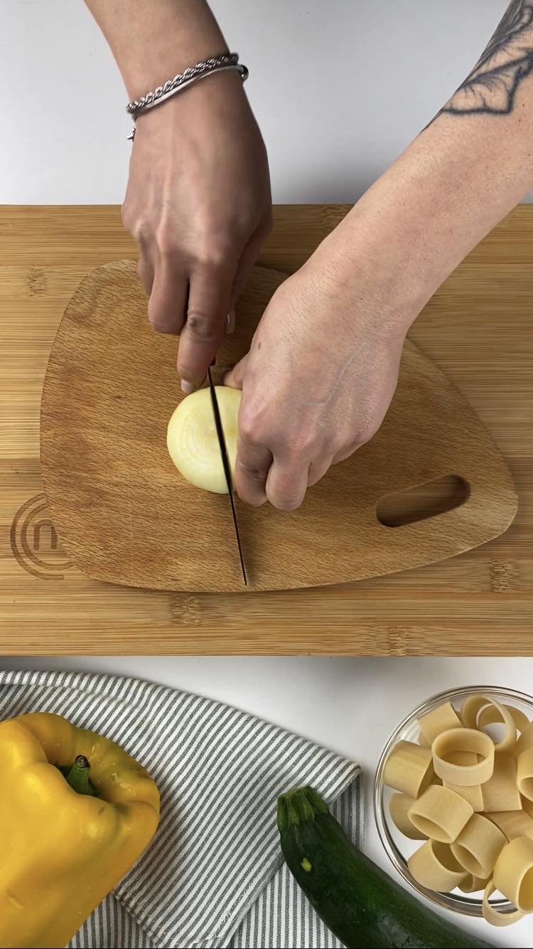 Pasta con crema di peperoni e zucchine
tagliate la cipolla a fettine 