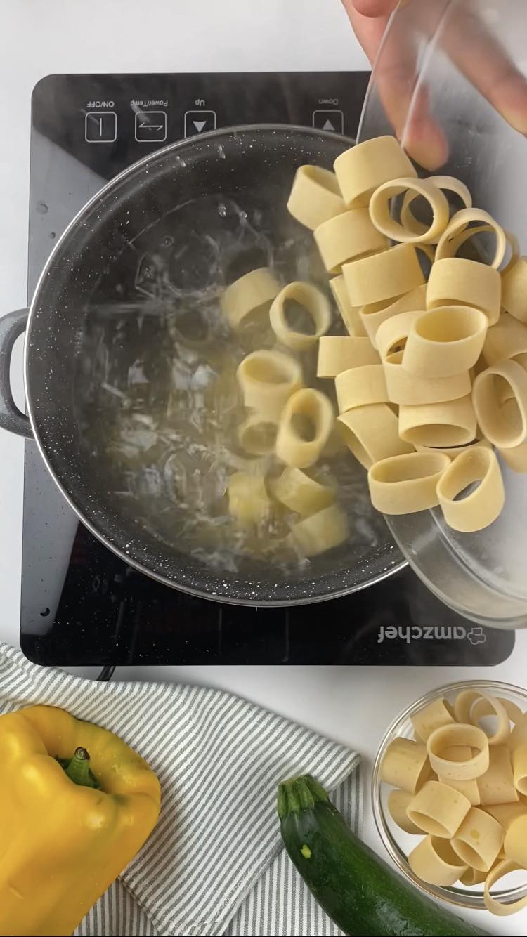 Pasta con crema di peperoni e zucchine
cuocete la pasta 