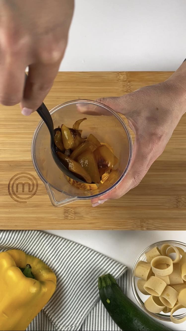 Pasta con crema di peperoni e zucchine
versateli nel boccale di un mixer