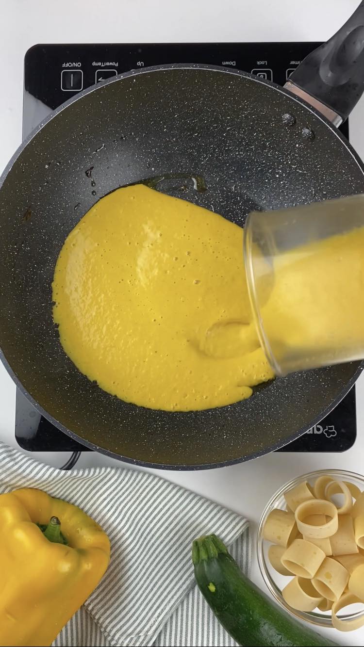 Pasta con crema di peperoni e zucchine
versate la crema di peperoni in padella 