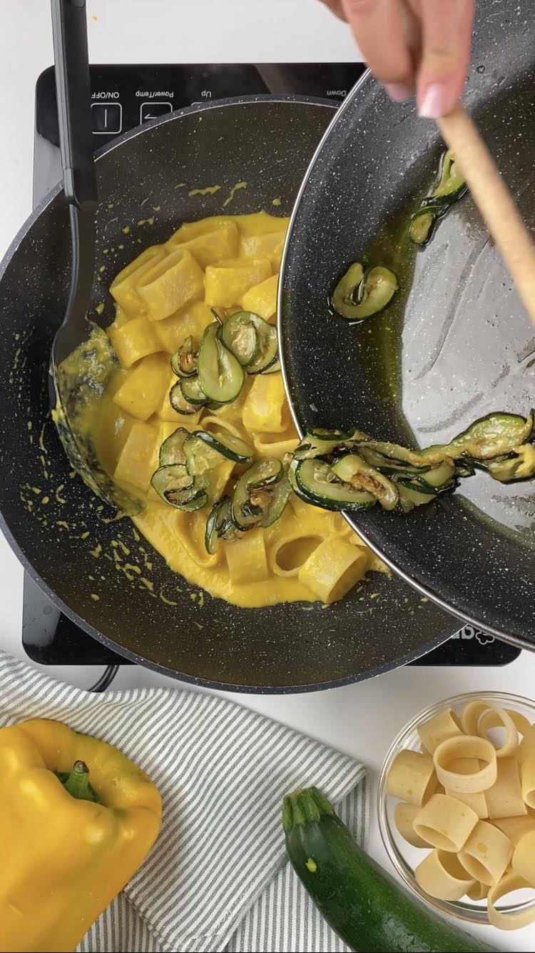 Pasta con crema di peperoni e zucchine
versate le zucchine 