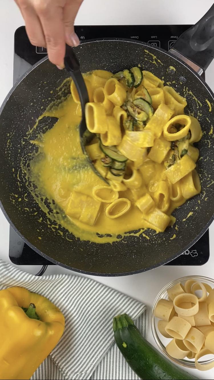 Pasta con crema di peperoni e zucchine
mescolate il tutto