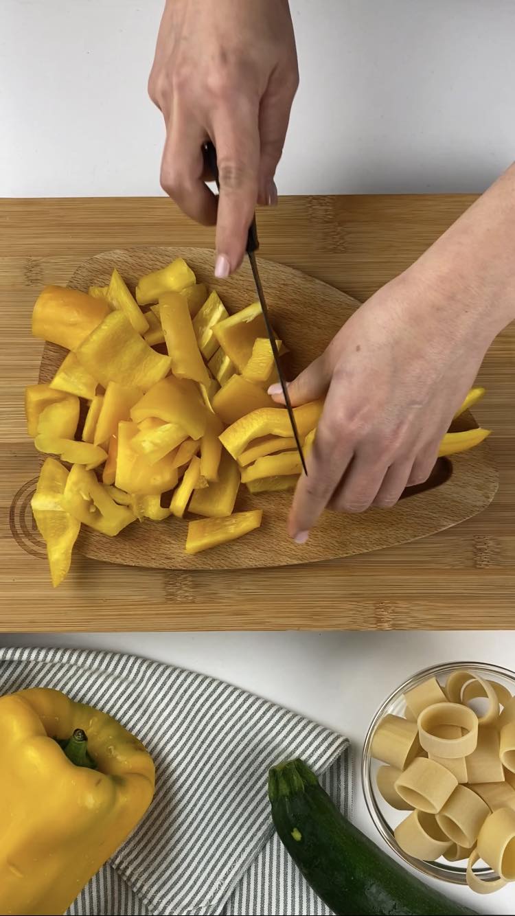Pasta con crema di peperoni e zucchine
tagliate i peperoni a fette grossolane 