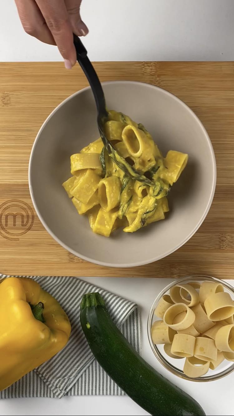 Pasta con crema di peperoni e zucchine
versate nei piatti
