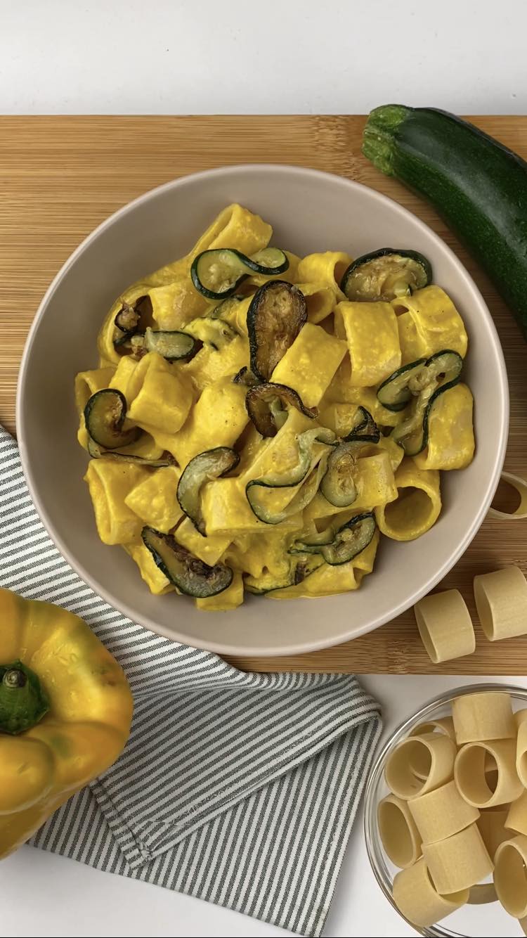 Pasta con crema di peperoni e zucchine
servite subito