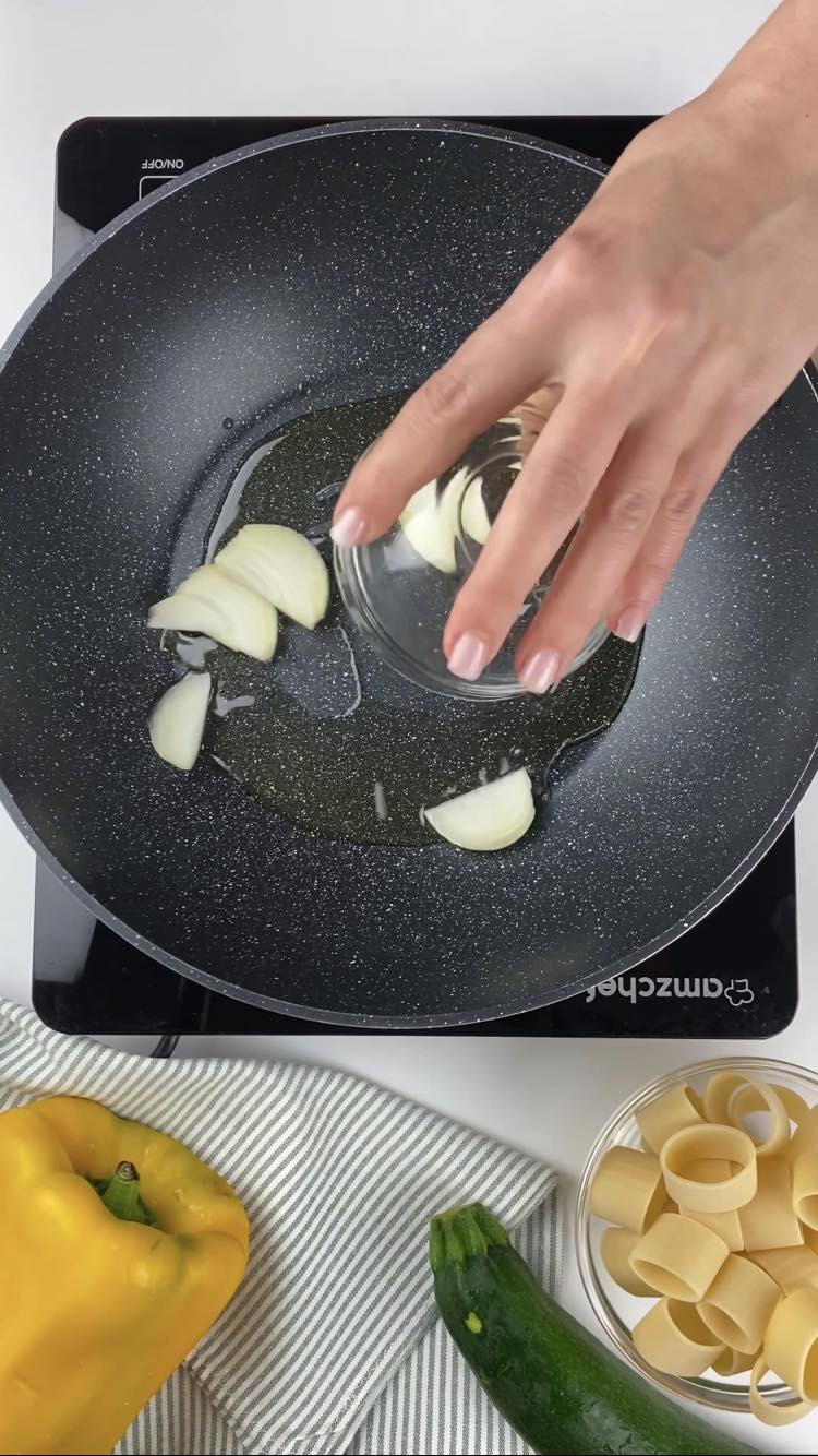 Pasta con crema di peperoni e zucchine
versate la cipolla 