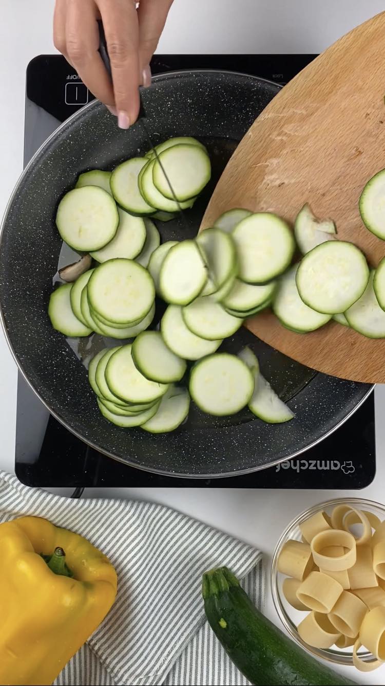 Pasta con crema di peperoni e zucchine
aggiungete l'aglio e le zucchine 