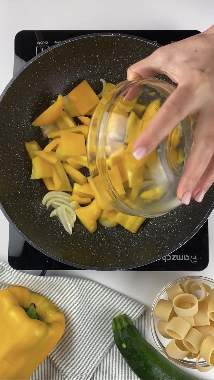Pasta con crema di peperoni e zucchine
aggiungete i peperoni 