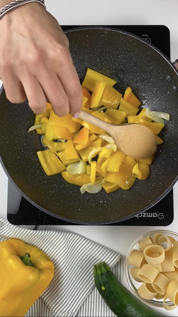 Pasta con crema di peperoni e zucchine
mescolate il tutto e cuocete a fiamma dolce 