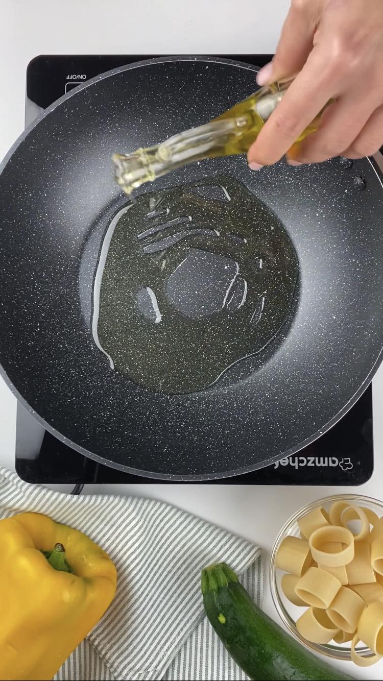 Pasta con crema di peperoni e zucchine
Versate un filo d'olio in padella 