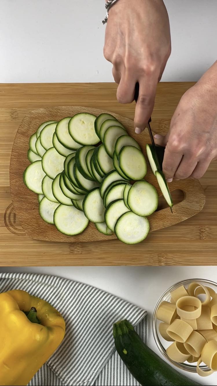 Pasta con crema di peperoni e zucchine
tagliatele a rondelle 