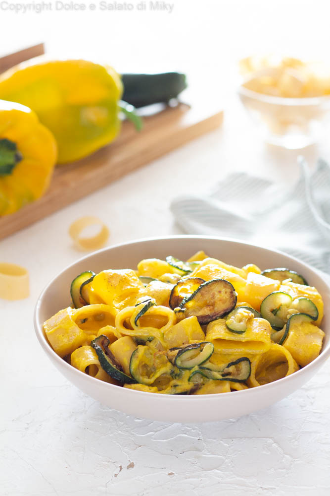 Pasta con crema di peperoni e zucchine