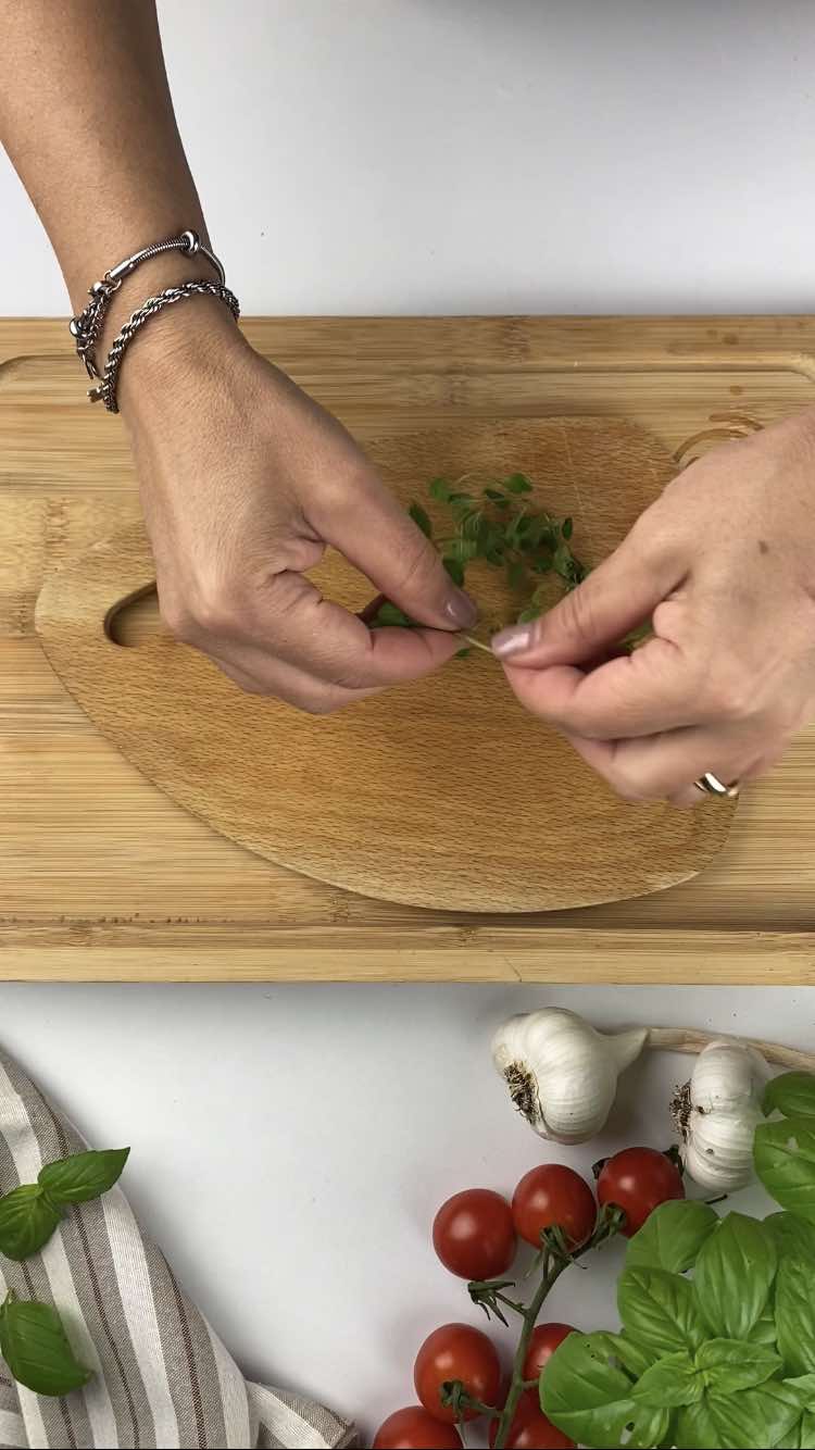 Bruschette pomodorini confit e stracciatella
lavate l'origano e sfogliatelo