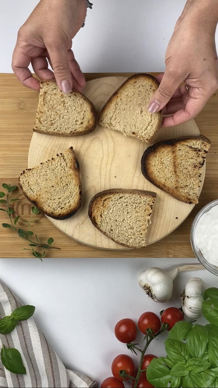 Bruschette pomodorini confit e stracciatella
sistemate il pane in un vassoio