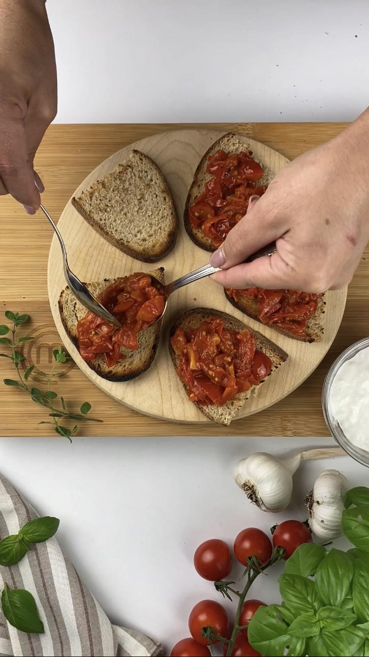 Bruschette pomodorini confit e stracciatella
condite il pane con i pomodorini