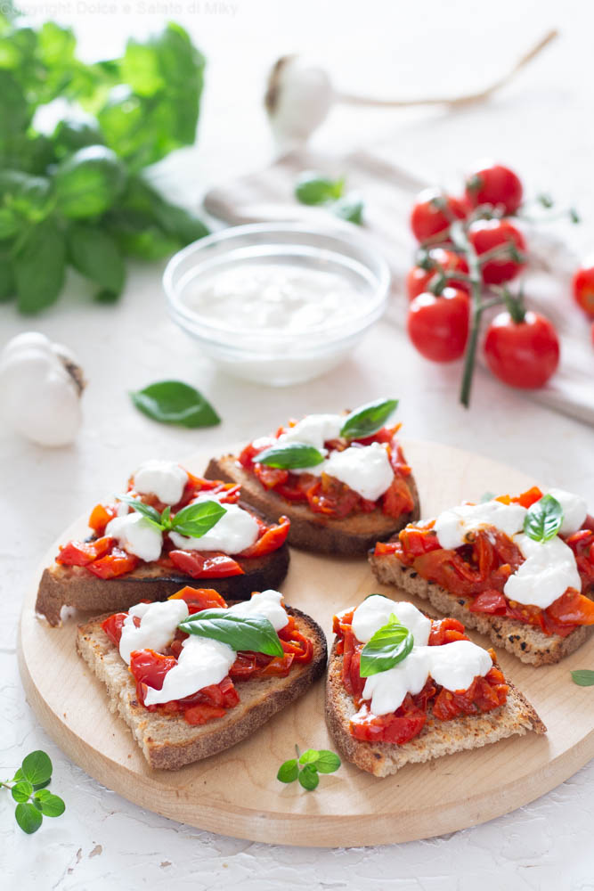 Bruschette pomodorini confit e stracciatella