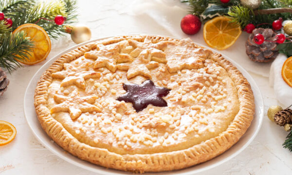 Crostata natalizia con confettura di fragole