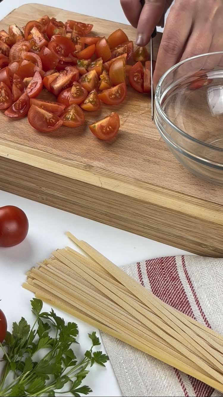 Linguine pomodorini stracciatella e gamberi
taglia i pomodori a pezzetti